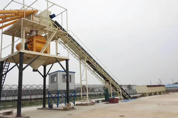 What are the construction requirements for a concrete batching plant in winter?